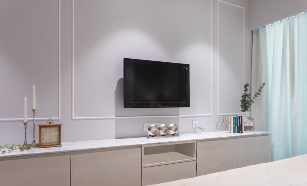 طراحی دیوار یونیت تلویزیون خاکستری با تزئینات رنگی