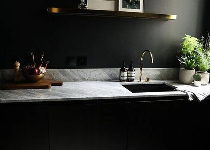 طراحی آشپزخانه تیره با سرامیک کف طرح سمنت ، چوب و طرح دار