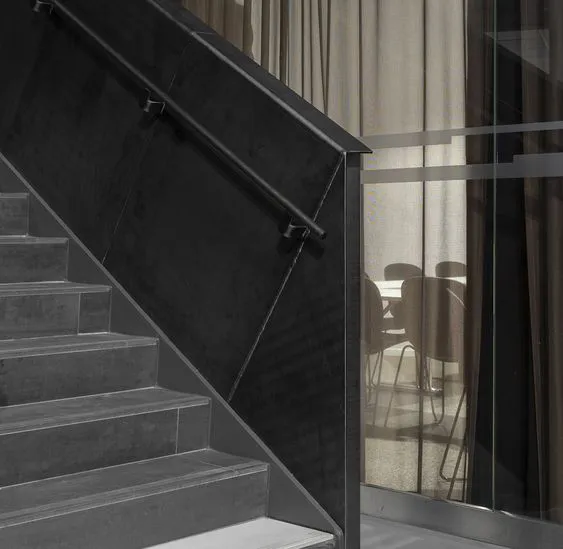 سرامیک رنگ مشکی برای راه پله