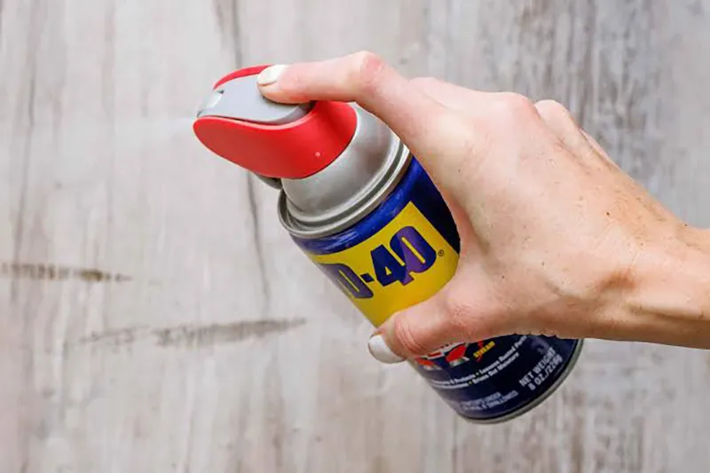 تصویر استفاده از WD-40 روی روی سرامیک
